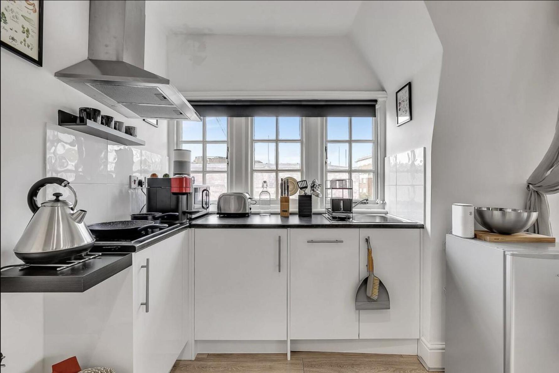Vibrant Kensington Street Apartment London