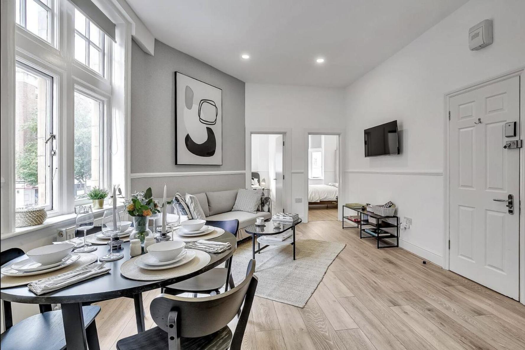 Vibrant Kensington Street Apartment London