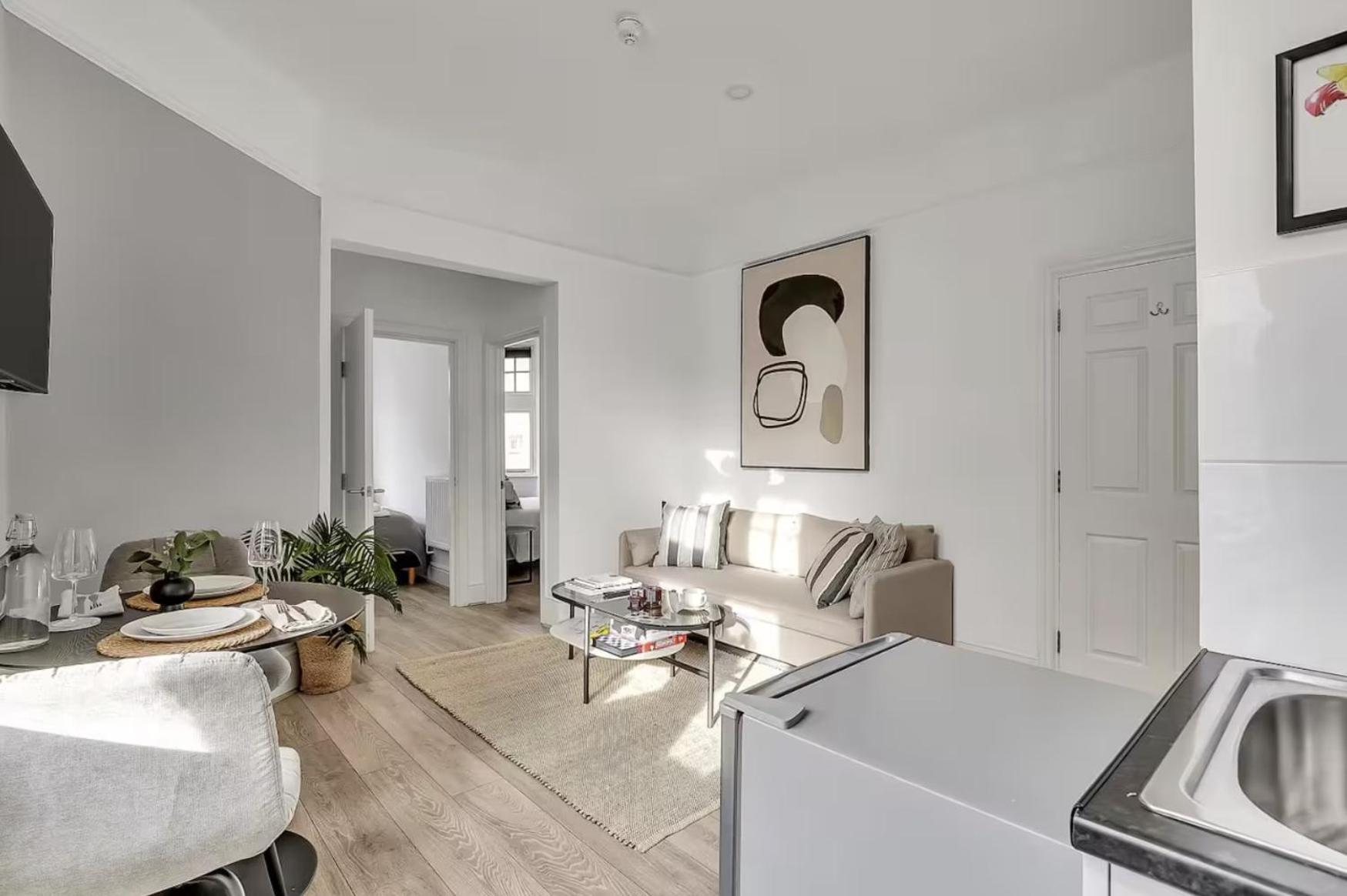 Vibrant Kensington Street Apartment London