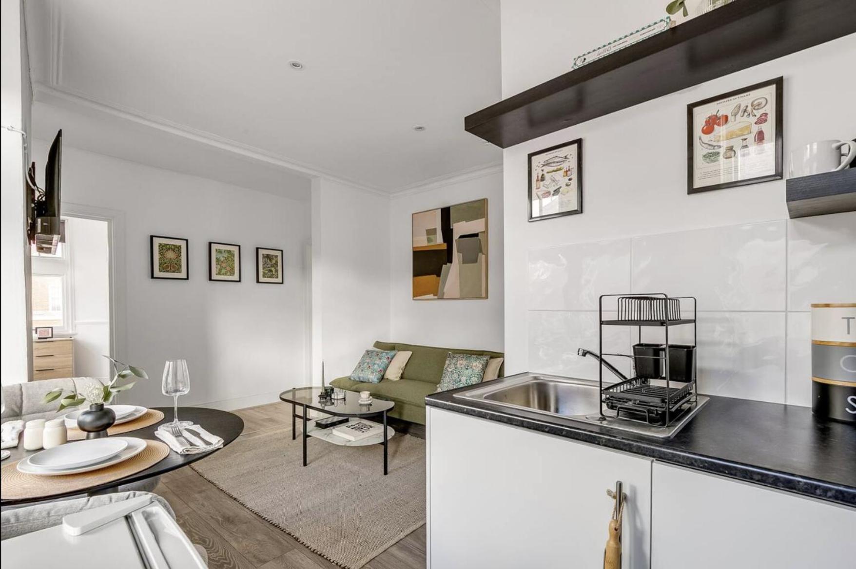 Vibrant Kensington Street Apartment London